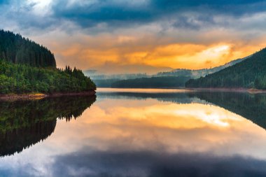 Lake Oasa gün batımında 