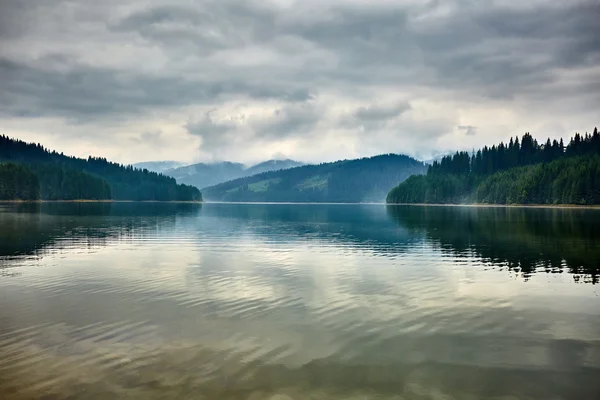 Sjön Vidra i Rumänien — Stockfoto