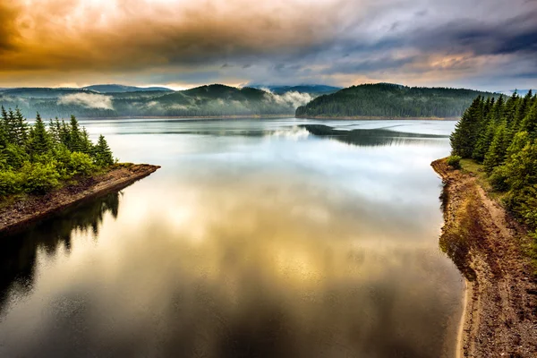 Lago Oasa al atardecer —  Fotos de Stock