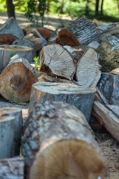 Stapel hout splitsen en gehakt — Stockfoto