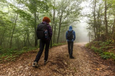 Bir iz üzerinde yürüme yürüyüşçü 