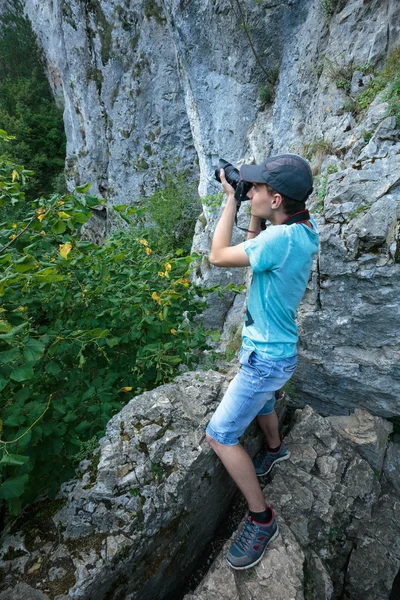 Turist med kamera med foto — Stockfoto