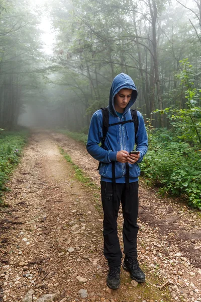 Caminhante adolescente usando GPS — Fotografia de Stock