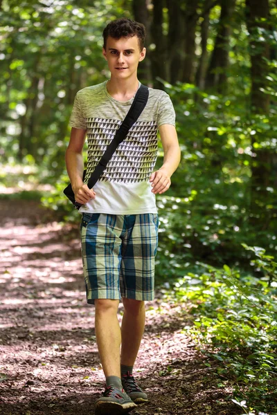 Caminhante caminhando na trilha da floresta — Fotografia de Stock