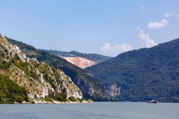Donau en omringende bergen — Stockfoto