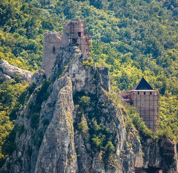 Ruinen einer mittelalterlichen Festung — Stockfoto