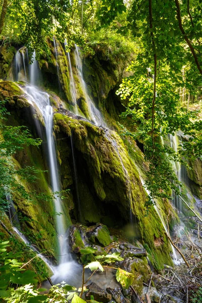 Водопад в пышном лесу — стоковое фото
