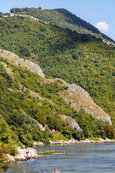 Rio Danúbio e montanhas circundantes — Fotografia de Stock