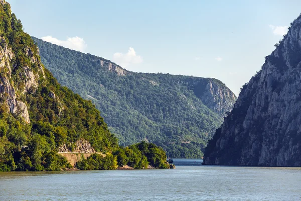 Fiume Danubio e montagne circostanti — Foto Stock