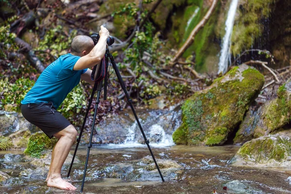 Fotograf schießt einen Wasserfall — Stockfoto