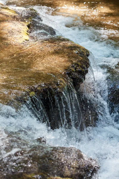 Vatten som rinner snabbt in i floden forsar — Stockfoto