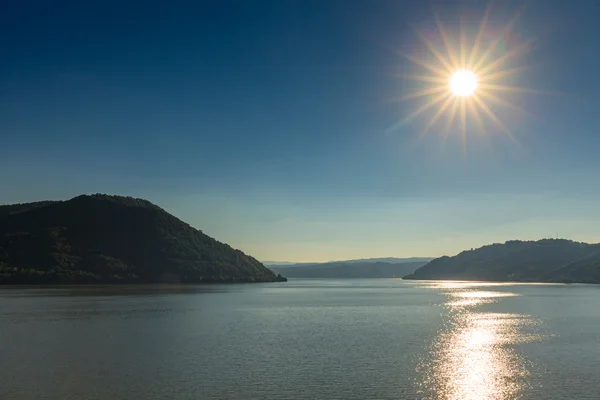 Donau en omringende bergen — Stockfoto