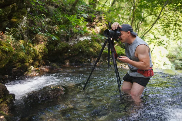 Landschaftsfotograf im kalten Wasser — Stockfoto