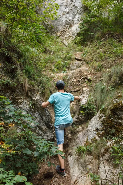 Jovem escalando uma trilha difícil — Fotografia de Stock