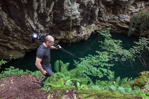 Fotógrafo paisagem transportando câmera — Fotografia de Stock