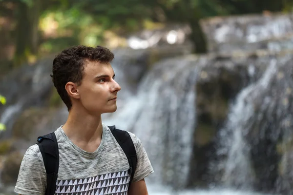 Wanderer mit Rucksack in der Nähe eines Wasserfalls — Stockfoto