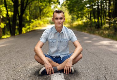 Yolun ortasında oturan çocuk