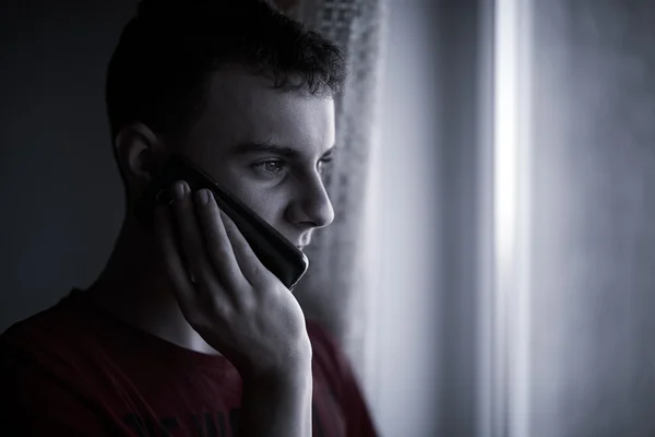 Jongen spreken op zijn mobiele telefoon — Stockfoto