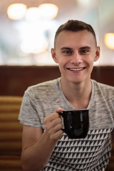 Teenager Junge mit einer Kaffeetasse — Stockfoto