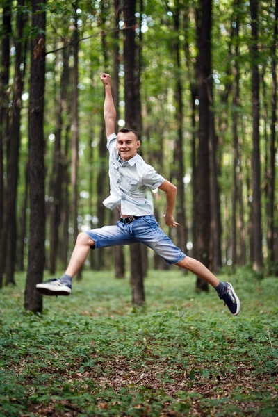 Человек прыгает от радости — стоковое фото