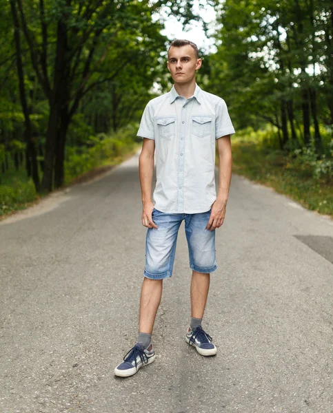 Junge steht auf der Straße — Stockfoto