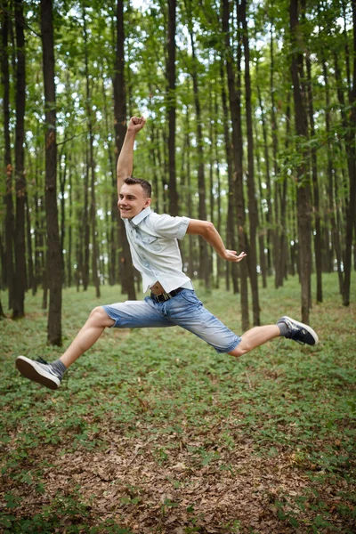 Homem pulando de alegria — Fotografia de Stock