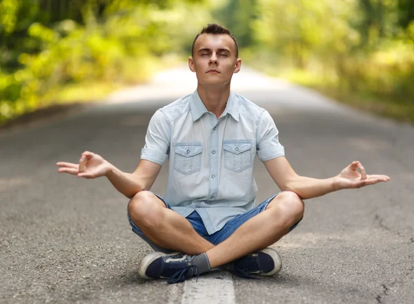 Молодий хлопчик медитації — стокове фото