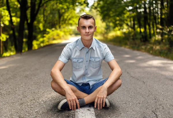 Yolun ortasında oturan çocuk