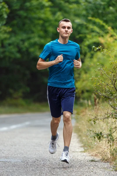Mladý muž běží — Stock fotografie