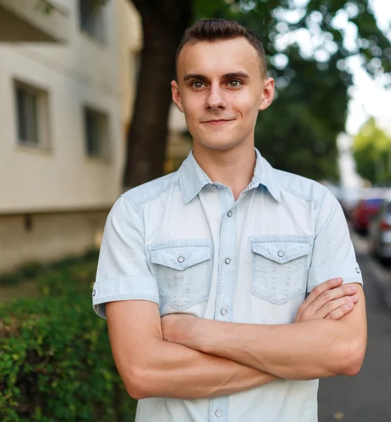 Jonge man die zich voordeed — Stockfoto