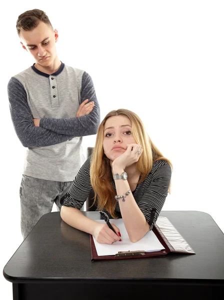 Chico está ayudando a la chica con la tarea — Foto de Stock