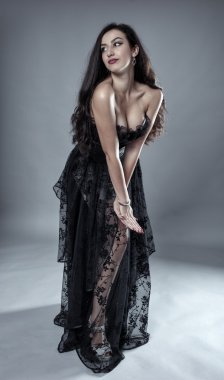  siyah dantel elbise poz modeli 