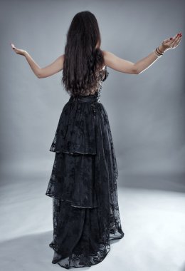  siyah dantel elbise poz modeli 