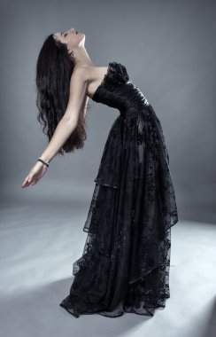  siyah dantel elbise poz modeli 