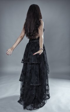  siyah dantel elbise poz modeli 