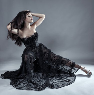  siyah dantel elbise poz modeli 