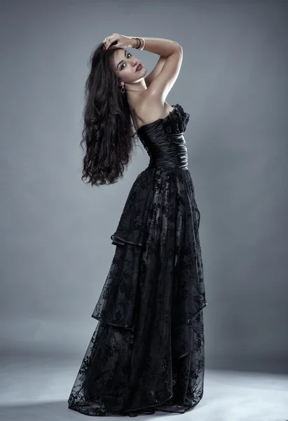 Modelo em vestido de renda preta posando — Fotografia de Stock