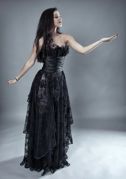 Модель в чорній мереживній сукні позує — стокове фото