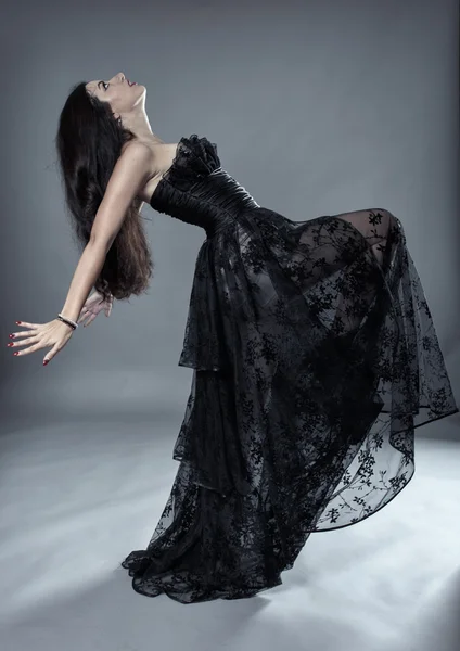 Model in zwart kant jurk poseren — Stockfoto