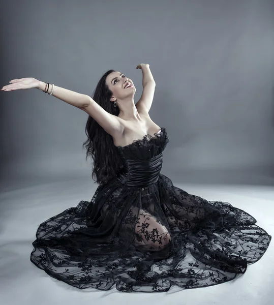 Μοντέλο σε μαύρη δαντέλα φόρεμα θέτοντας — Φωτογραφία Αρχείου