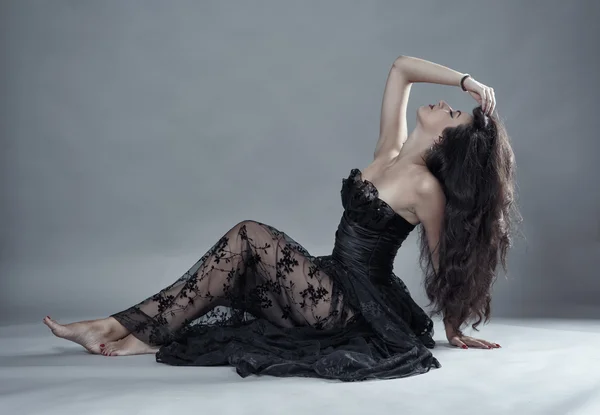 Model im schwarzen Spitzenkleid posiert — Stockfoto