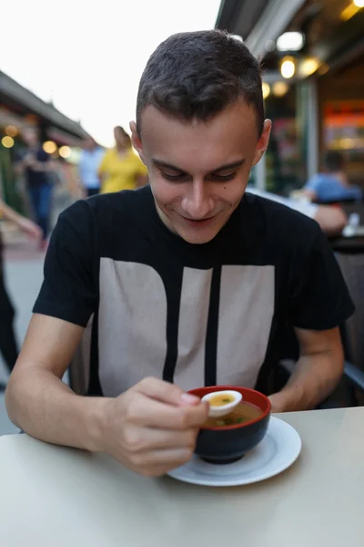 Ragazzo mangiare zuppa di miso come antipasto — Foto Stock