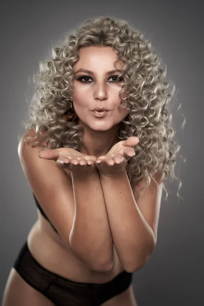 Nahaufnahme Eines Glamour Models Mit Blonden Locken Dessous Die Küsse — Stockfoto