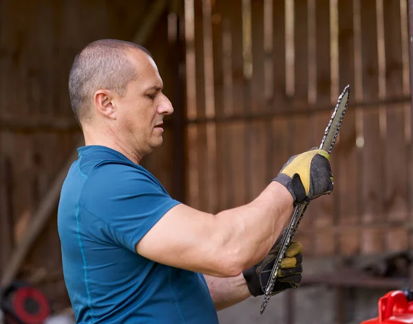 Lumberjack Onderhoud Van Zijn Kettingzaag Vervanging Van Ketting Bijvullen — Stockfoto