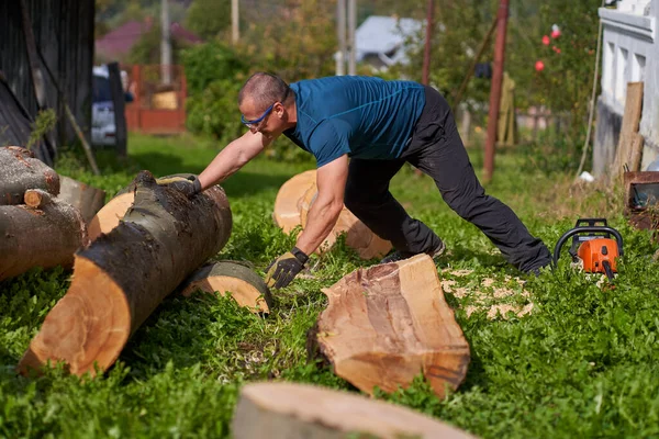 强壮的伐木工推拉圆木来支撑锯木 — 图库照片