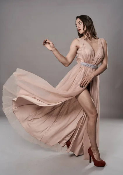 Prachtige Mode Model Lange Golvende Jurk Grijze Achtergrond — Stockfoto