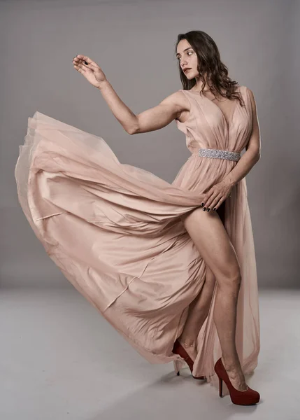 Πανέμορφο Μοντέλο Μόδας Μακρύ Κυματιστό Φόρεμα Γκρι Φόντο — Φωτογραφία Αρχείου