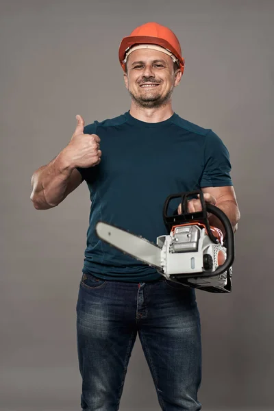 Caucasian Worker Hardhat Holding New Chainsaw — Stock Photo, Image