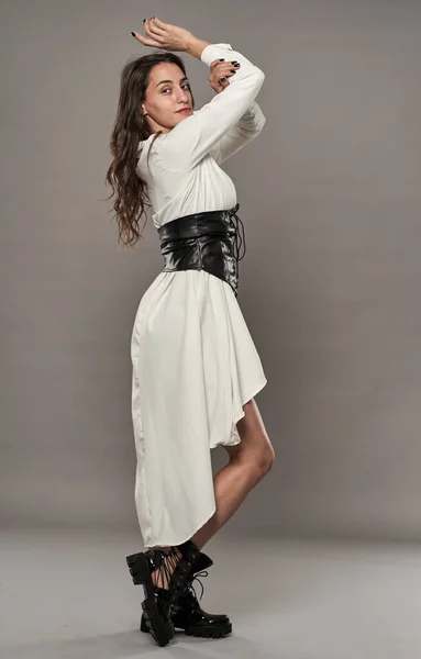 Latynoski Glamour Kobieta Model Białej Sukience Buty Gorset — Zdjęcie stockowe