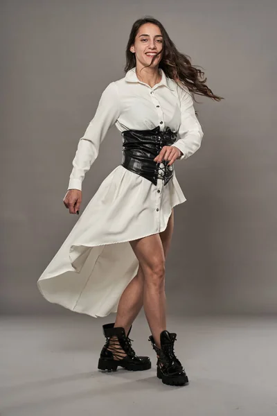 Latynoski Glamour Kobieta Model Białej Sukience Buty Gorset — Zdjęcie stockowe